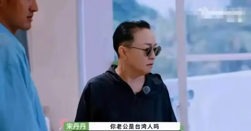 陳妍希帶6歲兒子到瑞士度假,兩人玩滑板車,意外曝光了小星星的正臉