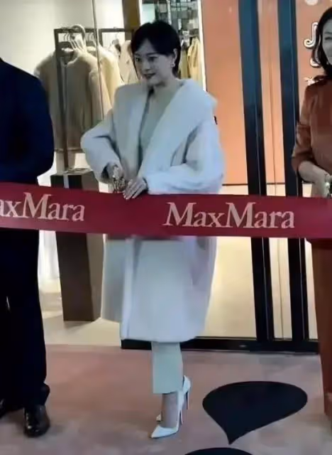 孫儷的腳背彎成90度了,還能笑眯眯的,這腳得舒服嗎??