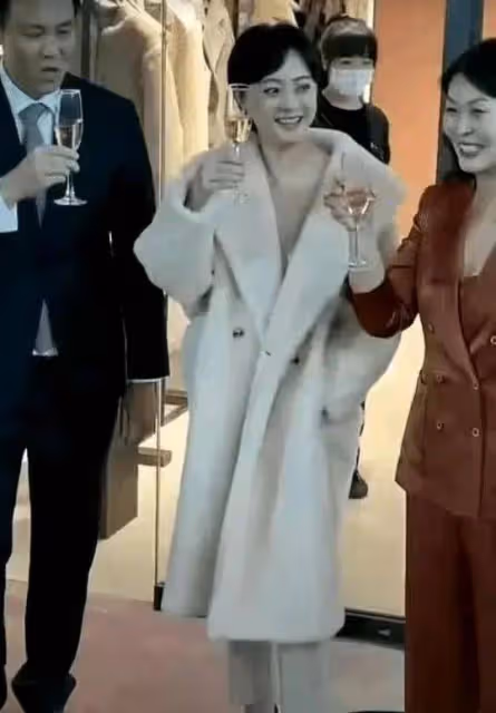 孫儷的腳背彎成90度了,還能笑眯眯的,這腳得舒服嗎??