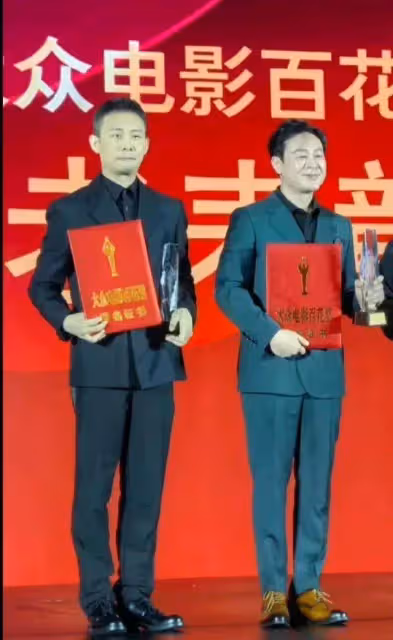 時隔兩年半張頌文張譯再同框，二人擁抱上台領獎，破不合傳聞！