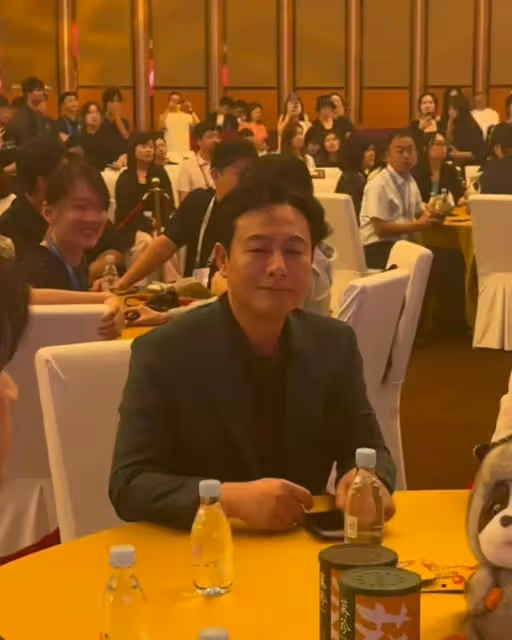 時隔兩年半張頌文張譯再同框，二人擁抱上台領獎，破不合傳聞！
