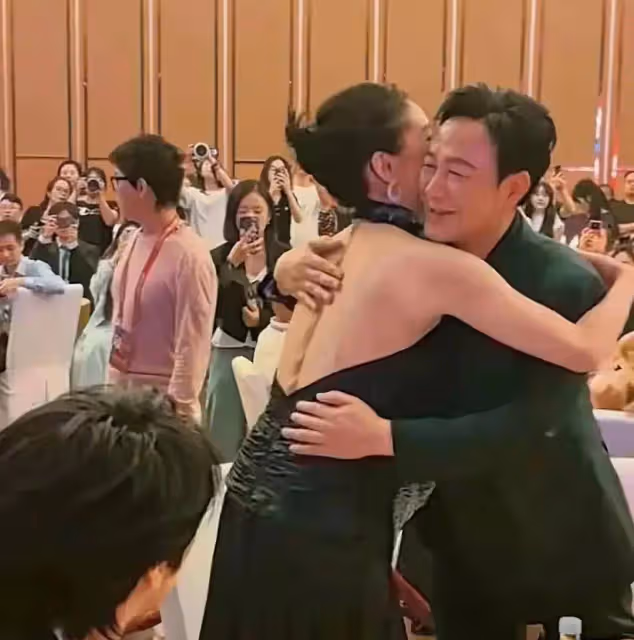 時隔兩年半張頌文張譯再同框，二人擁抱上台領獎，破不合傳聞！