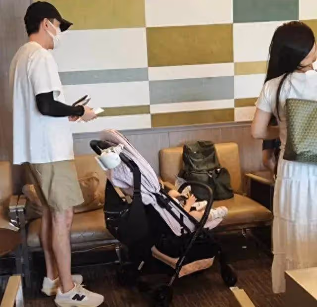 網友機場偶遇胡歌一家外出,胡歌全程照顧女兒,一臉寵溺太暖心