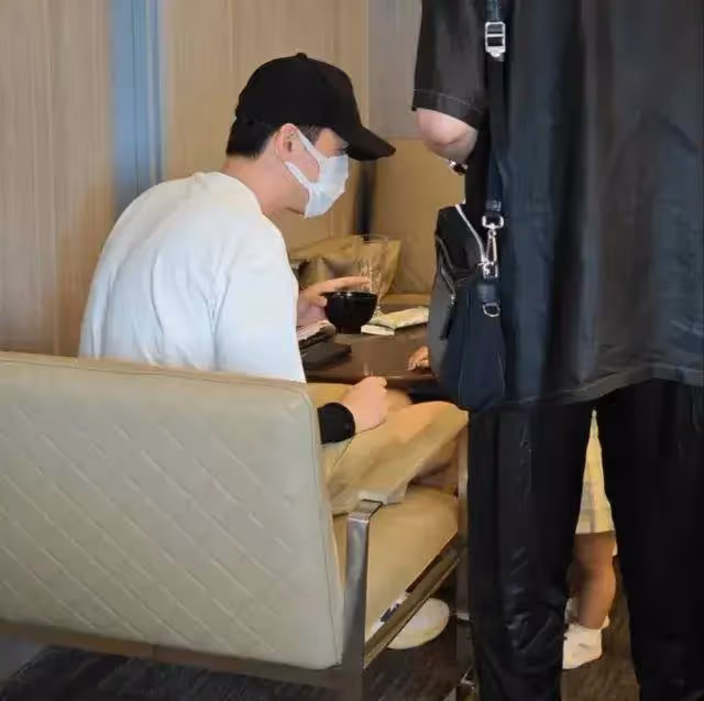 網友機場偶遇胡歌一家外出,胡歌全程照顧女兒,一臉寵溺太暖心