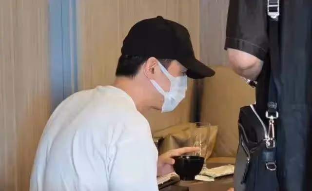 網友機場偶遇胡歌一家外出,胡歌全程照顧女兒,一臉寵溺太暖心