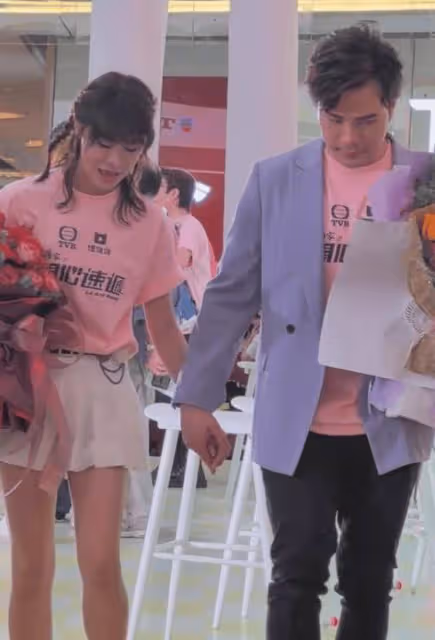 關係親密!TVB女星當眾與男藝人牽手!坦言喜歡這類型,已見過男方媽媽
