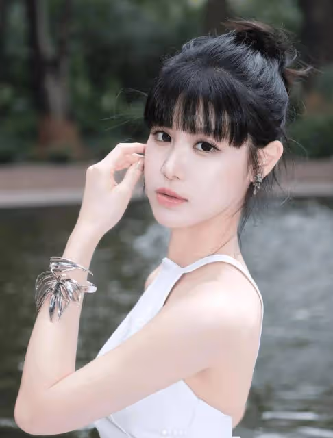 關係親密!TVB女星當眾與男藝人牽手!坦言喜歡這類型,已見過男方媽媽