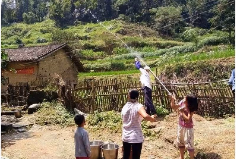 19歲嫁給49歲農民工，因丈夫想拴住她，婚後「21年連生15胎」的陸紅蘭，現在怎樣了？