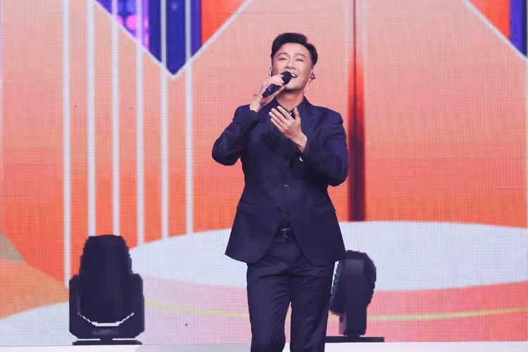 「費玉清」也來了！洪榮宏唱一半遭亂入　一看竟是大咖天王