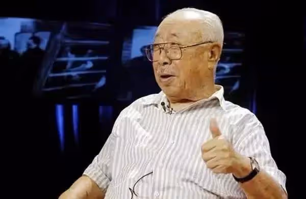 他33歲中風癱瘓,70歲患雙癌,90歲還在拍戲,夫妻恩愛66年無憾!