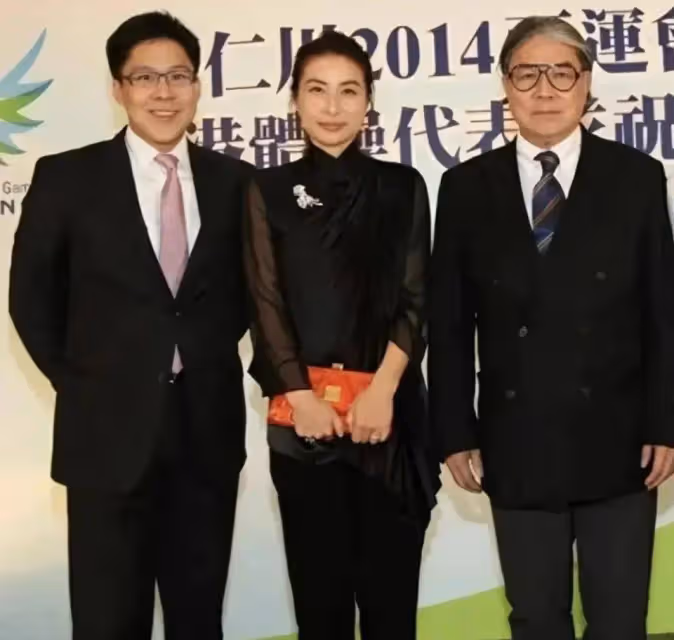 郭晶晶能有現在的地位,不是靠霍家,而是背後有很少被提起的她