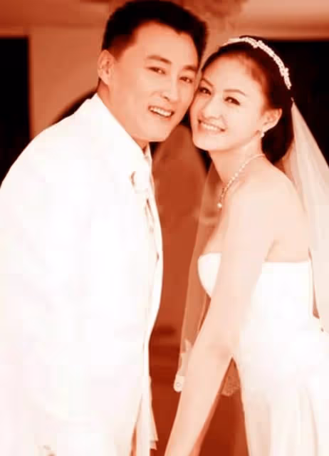 他是諜戰男神，曾發誓不婚不育，後娶小16歲嬌妻生兩子，恩愛幸福無心拍戲