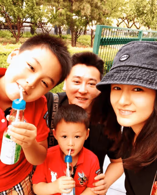 他是諜戰男神，曾發誓不婚不育，後娶小16歲嬌妻生兩子，恩愛幸福無心拍戲