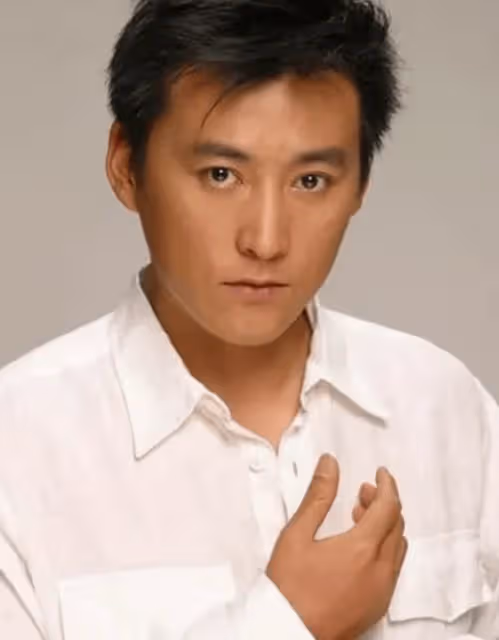 他是諜戰男神,曾發誓不婚不育,後娶小16歲嬌妻生兩子,恩愛幸福無心拍戲