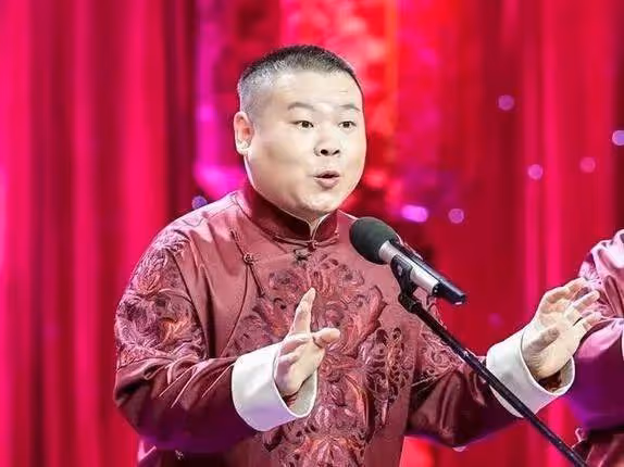 嫁給「窮小子」岳雲鵬,她一耳光打醒丈夫,給5個大姑子買房又買車