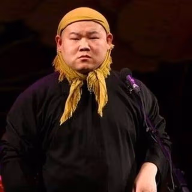 嫁給「窮小子」岳雲鵬,她一耳光打醒丈夫,給5個大姑子買房又買車