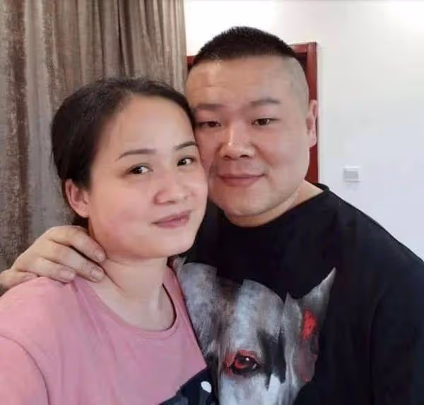 嫁給「窮小子」岳雲鵬,她一耳光打醒丈夫,給5個大姑子買房又買車