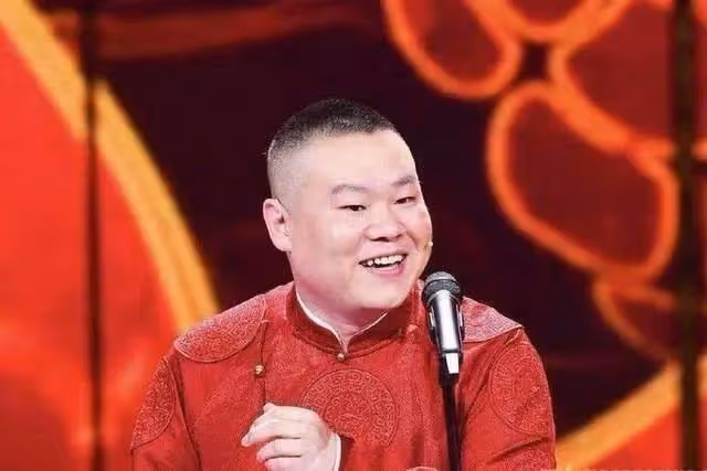 嫁給「窮小子」岳雲鵬,她一耳光打醒丈夫,給5個大姑子買房又買車