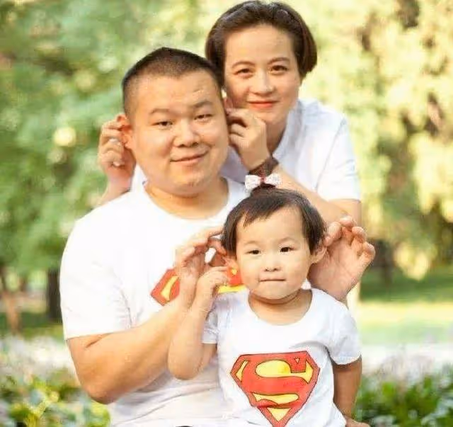 嫁給「窮小子」岳雲鵬,她一耳光打醒丈夫,給5個大姑子買房又買車