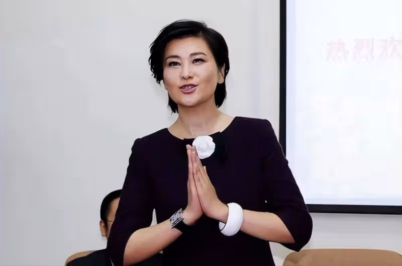 主持人吳小莉:與貧苦哥哥分散幾十年後相認,她伸手相助卻遭拒絕