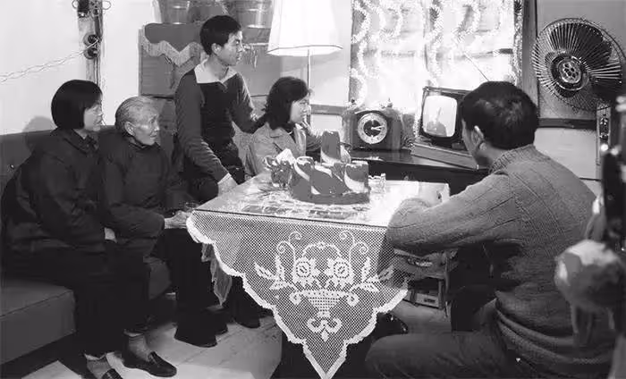 主持人吳小莉:與貧苦哥哥分散幾十年後相認,她伸手相助卻遭拒絕