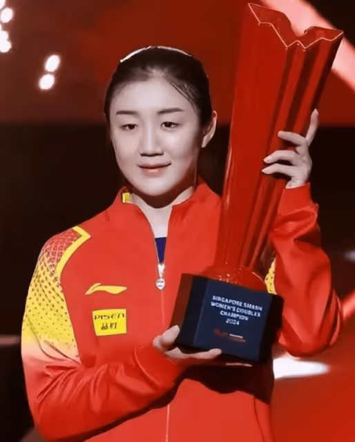 她是國乒白富美，戴頂級綠翡項鍊比賽，父親開邁巴赫，還有黃曉明接風洗塵