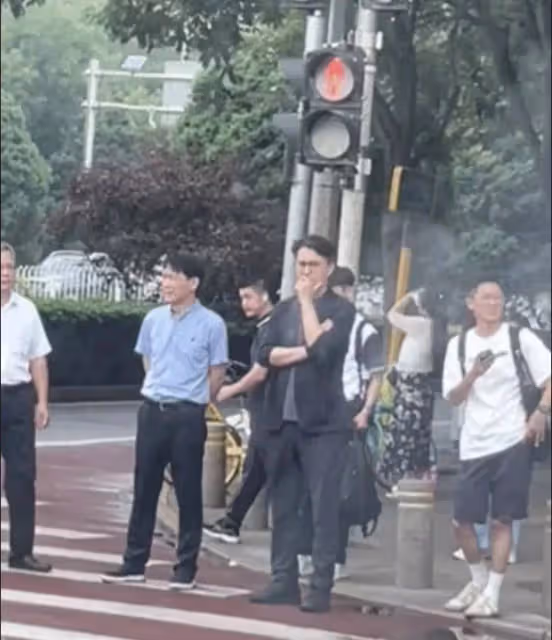 網友偶遇靳東街頭等紅燈,一身黑色打扮像老幹部,頭髮花白很顯老