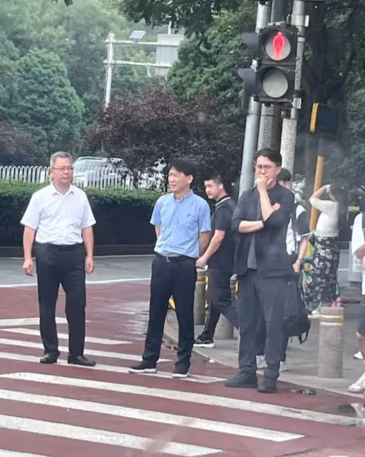 網友偶遇靳東街頭等紅燈,一身黑色打扮像老幹部,頭髮花白很顯老