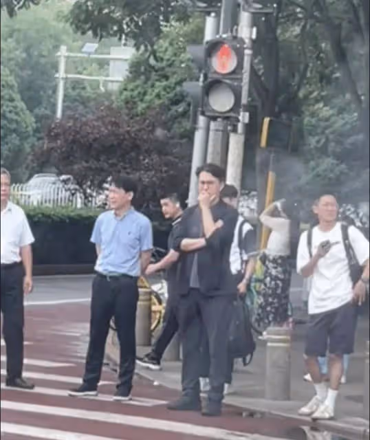 網友偶遇靳東街頭等紅燈,一身黑色打扮像老幹部,頭髮花白很顯老