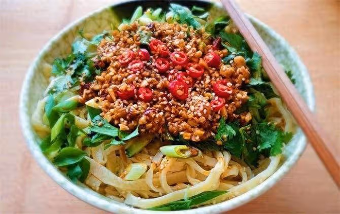 涼拌手擀麵,手工鹼水麵條爽滑勁道,獨家秘制料汁,讓你胃口大開