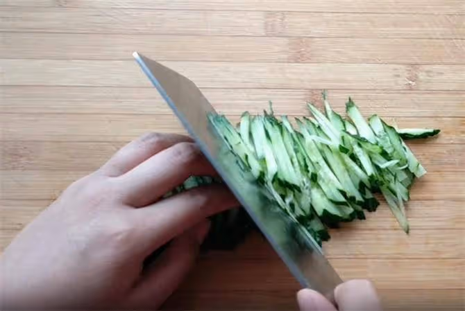 涼拌手擀麵,手工鹼水麵條爽滑勁道,獨家秘制料汁,讓你胃口大開