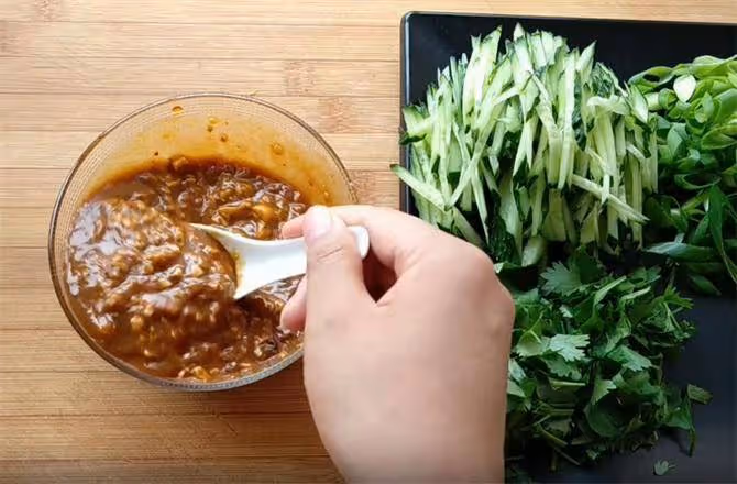 涼拌手擀麵,手工鹼水麵條爽滑勁道,獨家秘制料汁,讓你胃口大開