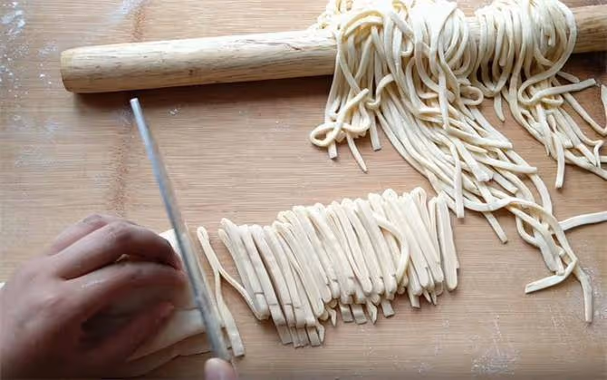 涼拌手擀麵,手工鹼水麵條爽滑勁道,獨家秘制料汁,讓你胃口大開