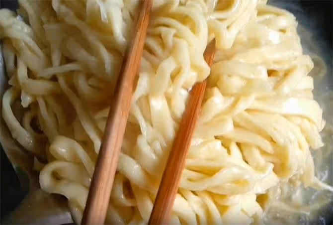 涼拌手擀麵,手工鹼水麵條爽滑勁道,獨家秘制料汁,讓你胃口大開
