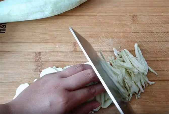 一碗麵粉,2個茄子,筷子攪一攪,10分鐘解決全家早餐,營養好吃