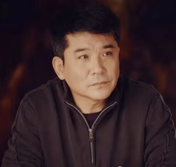 因長得太帥,吃了12年「軟飯」?妻子病重他不離不棄20年,至今無兒女與狗相伴