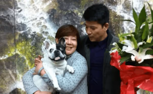 因長得太帥,吃了12年「軟飯」?妻子病重他不離不棄20年,至今無兒女與狗相伴