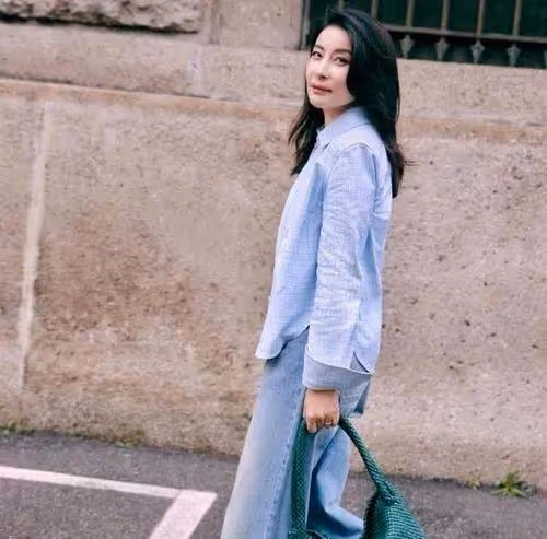 郭晶晶太美了,雖然穿搭樸素簡約,卻依舊是「全場焦點」~