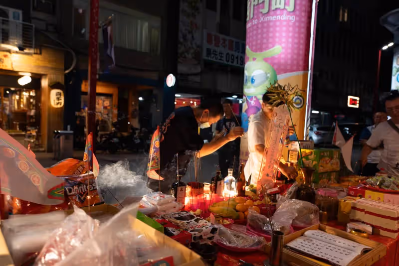真的放給鬼看！他燒500張電影票　包場請好兄弟看片