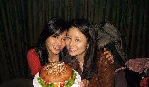 林心如40歲親妹妹「近照大公開」,長成這樣,難怪林心如至今不願公開她,太心疼了!