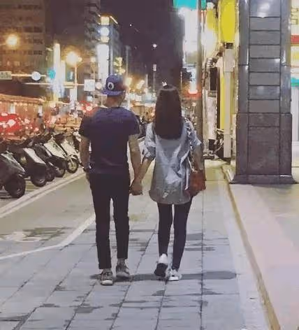 林心如40歲親妹妹「近照大公開」，長成這樣，難怪林心如至今不願公開她，太心疼了!