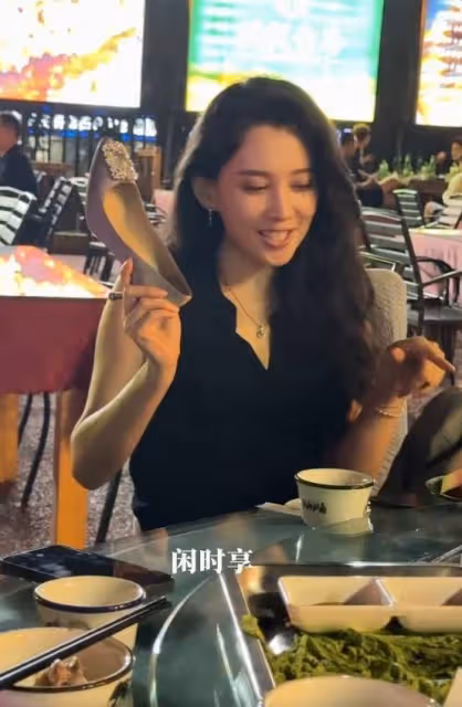 汪峰女友森林北曬日常生活vlog,下班後與朋友聚餐開心放鬆