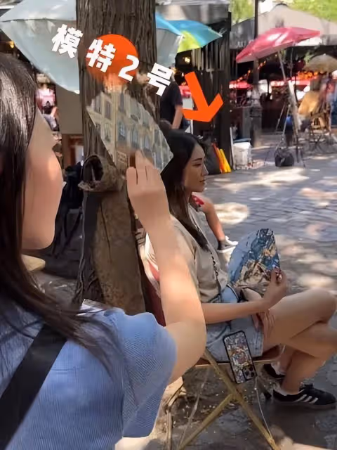 李小鵬全家巴黎街頭行,地攤藝術體驗超接地氣,奧莉高瘦似媽媽