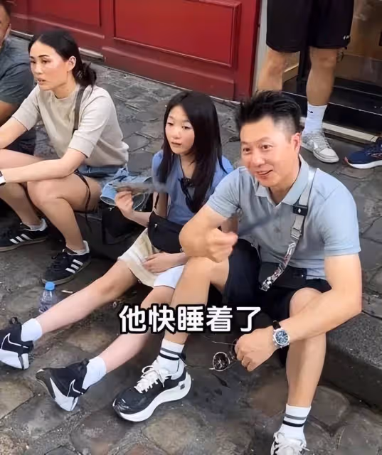李小鵬全家巴黎街頭行,地攤藝術體驗超接地氣,奧莉高瘦似媽媽