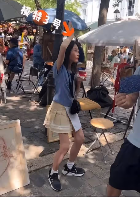 李小鵬全家巴黎街頭行,地攤藝術體驗超接地氣,奧莉高瘦似媽媽