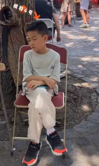 李小鵬全家巴黎街頭行,地攤藝術體驗超接地氣,奧莉高瘦似媽媽