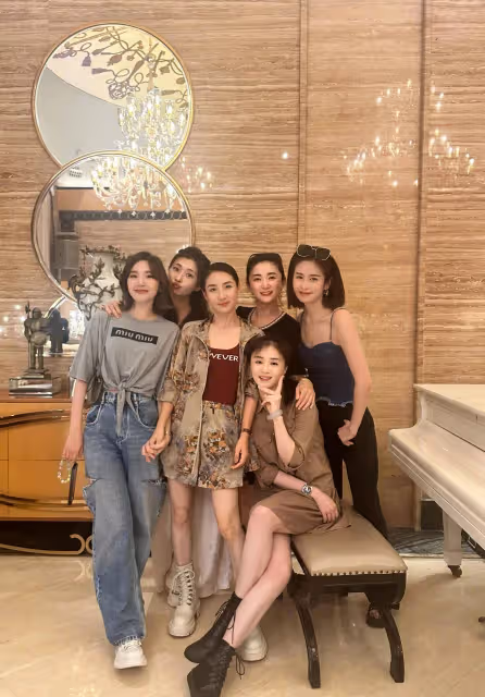 穎兒曬《甄嬛傳》姐妹合照,調侃:這次不用擔心被賜一丈紅