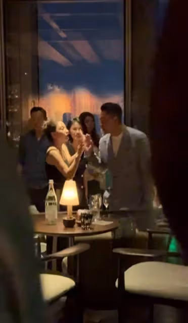 汪小菲攜妻現身廣州聚餐,Mandy典雅大方,夫妻感情甜蜜如初