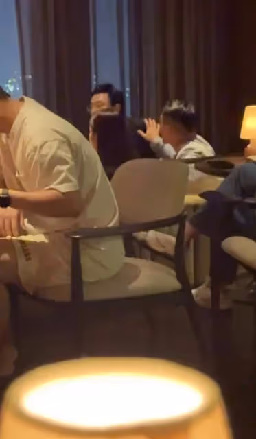 汪小菲攜妻現身廣州聚餐,Mandy典雅大方,夫妻感情甜蜜如初
