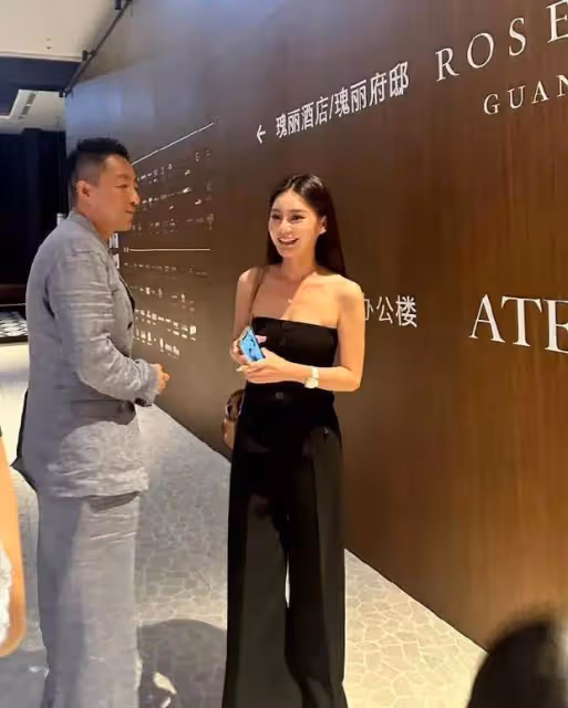 汪小菲攜妻現身廣州聚餐,Mandy典雅大方,夫妻感情甜蜜如初